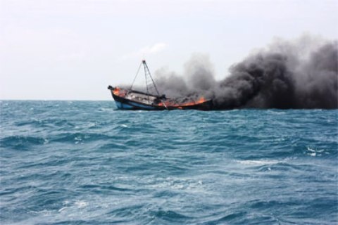 Tau ca boc chay ngoai khoi, 15 ngu dan thoat chet hinh anh