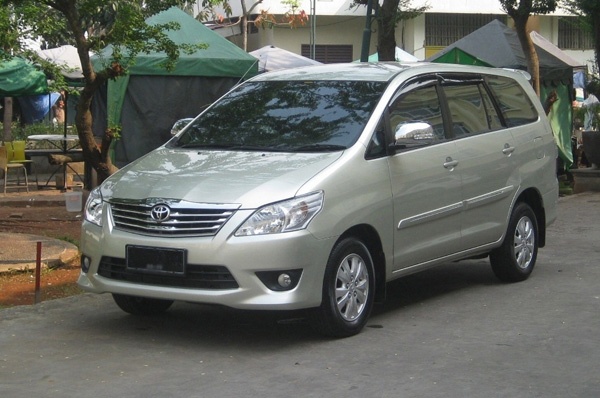 Truy tim chiec Innova bi nguoi thue mang di cam co hinh anh