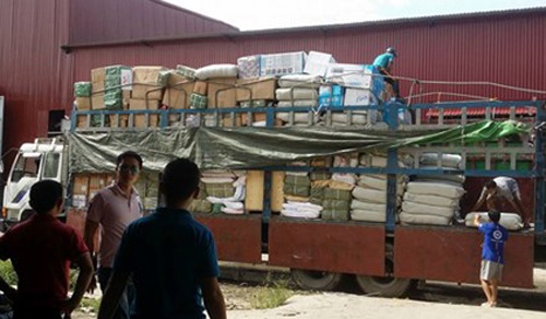 Xe tai cho nhieu tan hang hoa Trung Quoc khong ro nguon goc hinh anh