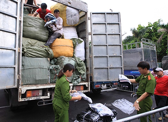 Ong trum chi dao dan em chuyen hang lau trong dem hinh anh