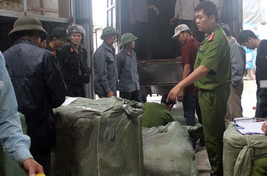 Cảnh sát khám xét kho hàng lậu của Thắng