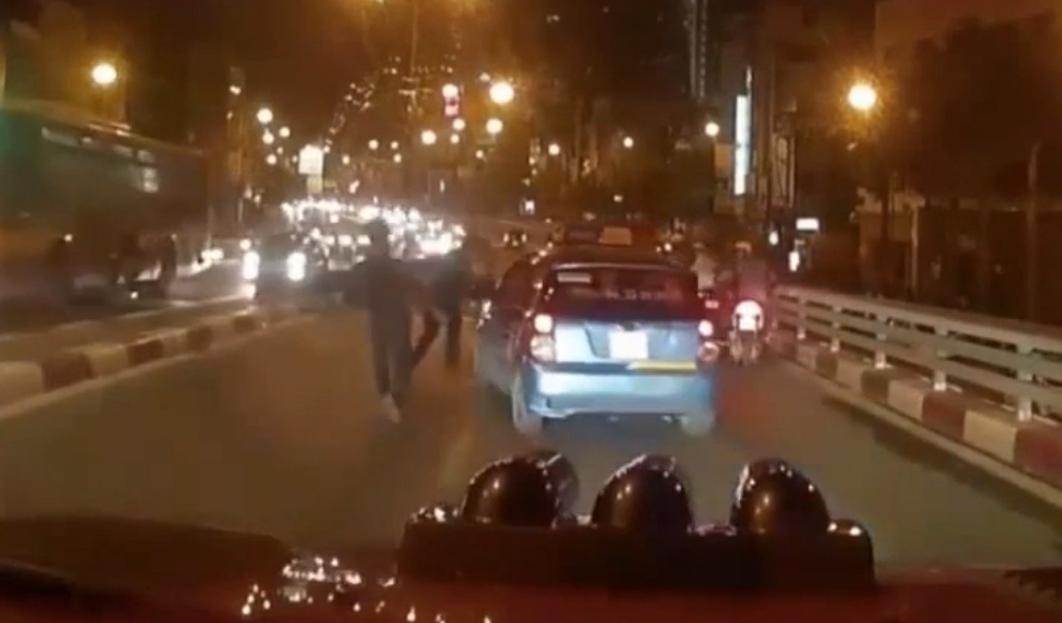 Clip taxi bi truy duoi truoc khi tong hang loat xe may hinh anh