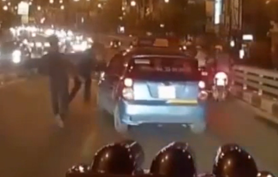 Taxi bi xe Ranger bam duoi truoc khi gay tai nan? hinh anh