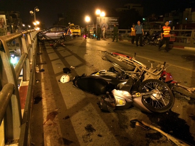 Vo tai xe taxi noi gi sau vu tai nan lien hoan o cau vuot? hinh anh