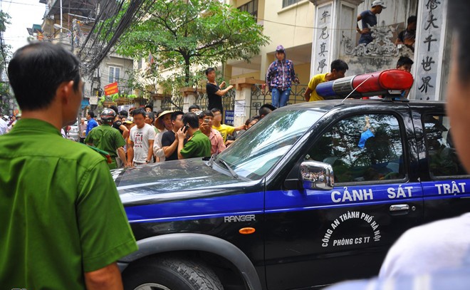 Giai cuu nguoi phu nu bi nhom con do bat giu 12 gio hinh anh