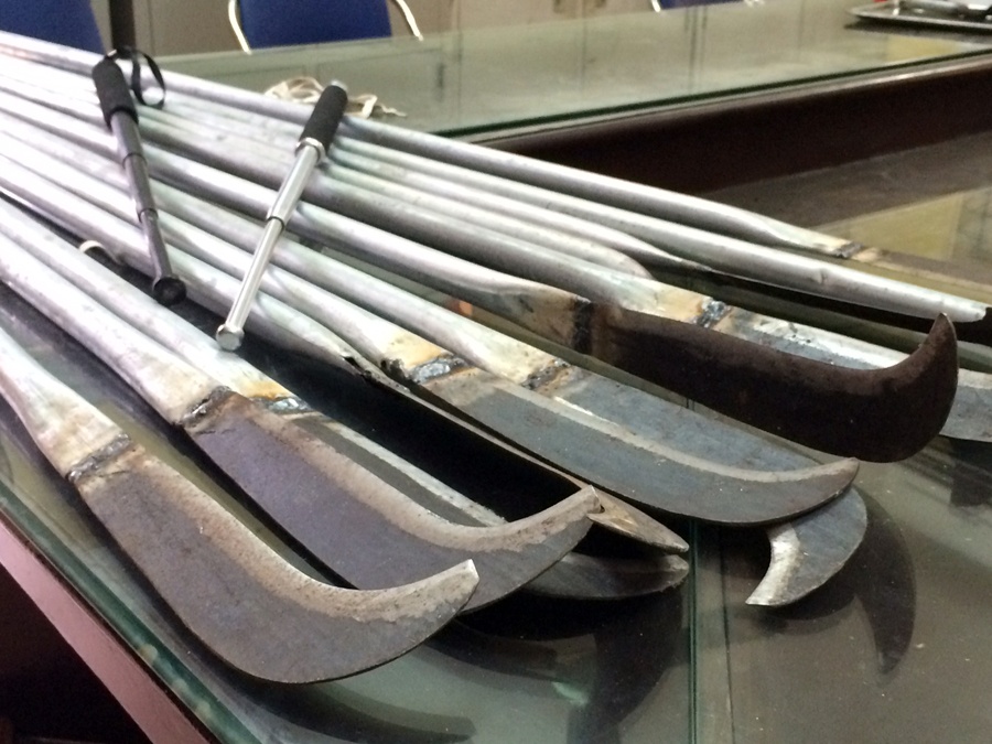 Cảnh sát thu giữ lô hung khí tại cửa hàng kinh doanh tài chính. Ảnh: Tùng Lâm.