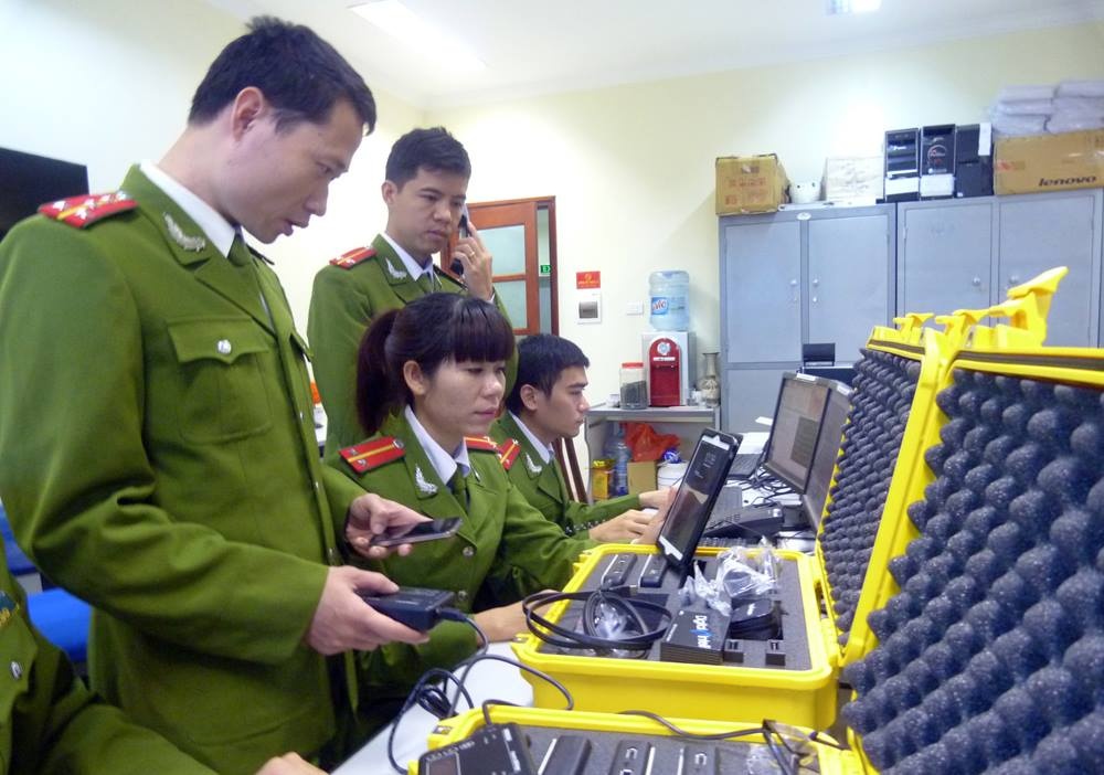 Canh sat mang truy nguoi kich dong khung bo tren Facebook hinh anh