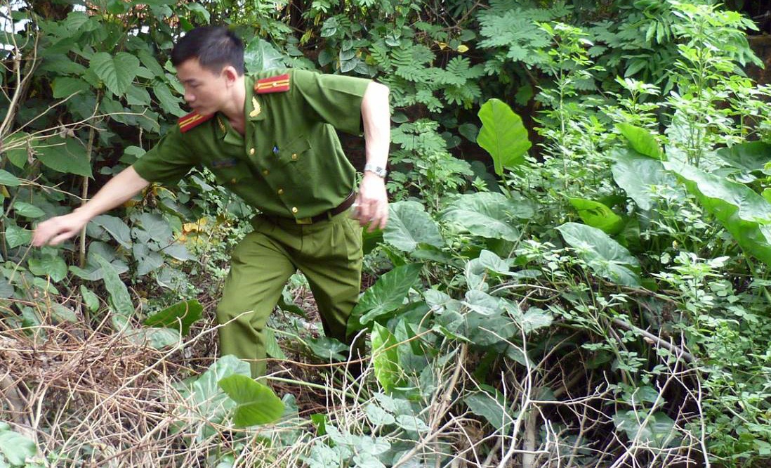 Cán bộ điều tra vụ án tìm hung khí gây án của kẻ giết người. Ảnh: Tùng Lâm.