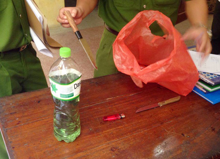 Mau thuan voi ban gai, 9X rut dao dam cong an hinh anh