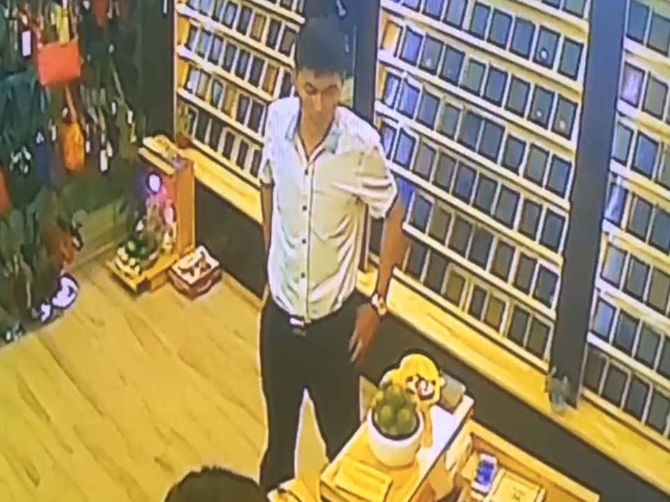 Nguoi dan ong trom iPhone bi camera cua hang ghi lai hinh anh