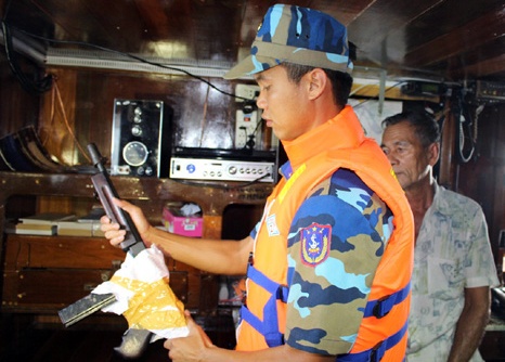 Sung quan dung tren tau cho dau khong ro nguon goc hinh anh