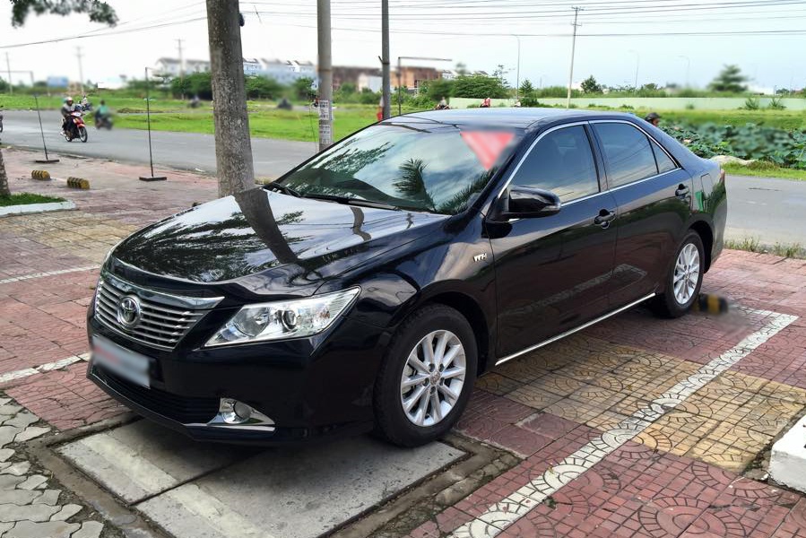 Cuu giang vien thue xe Camry ban lay 600 trieu hinh anh