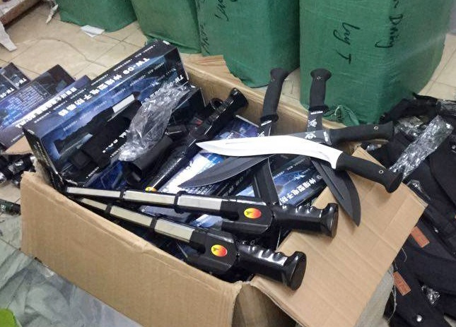 Vut lai hang tram binh xit hoi cay khi gap canh sat hinh anh