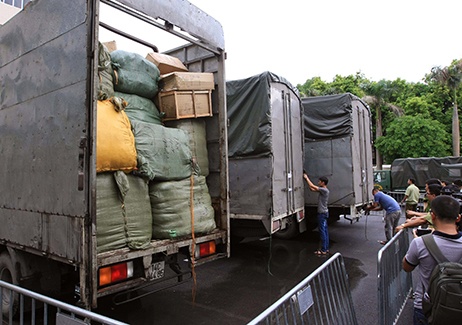 3 xe tai cho 100 tan hang nhap khau nghi van hinh anh