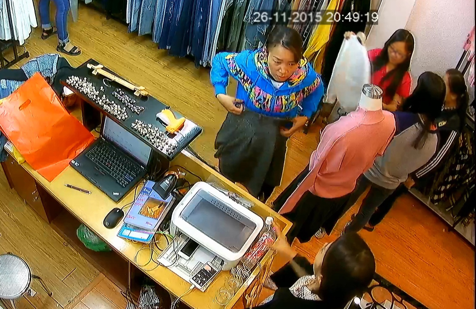 Clip nu khach hang trom tien trong shop thoi trang hinh anh