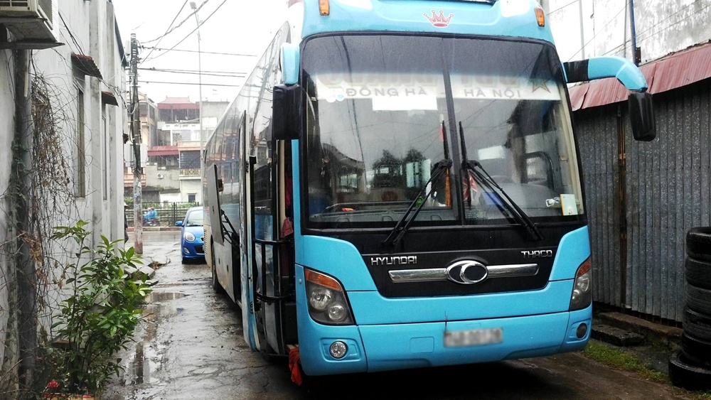 Xe khách giường nằm chở hàng hóa nghi vấn. Ảnh: TL.