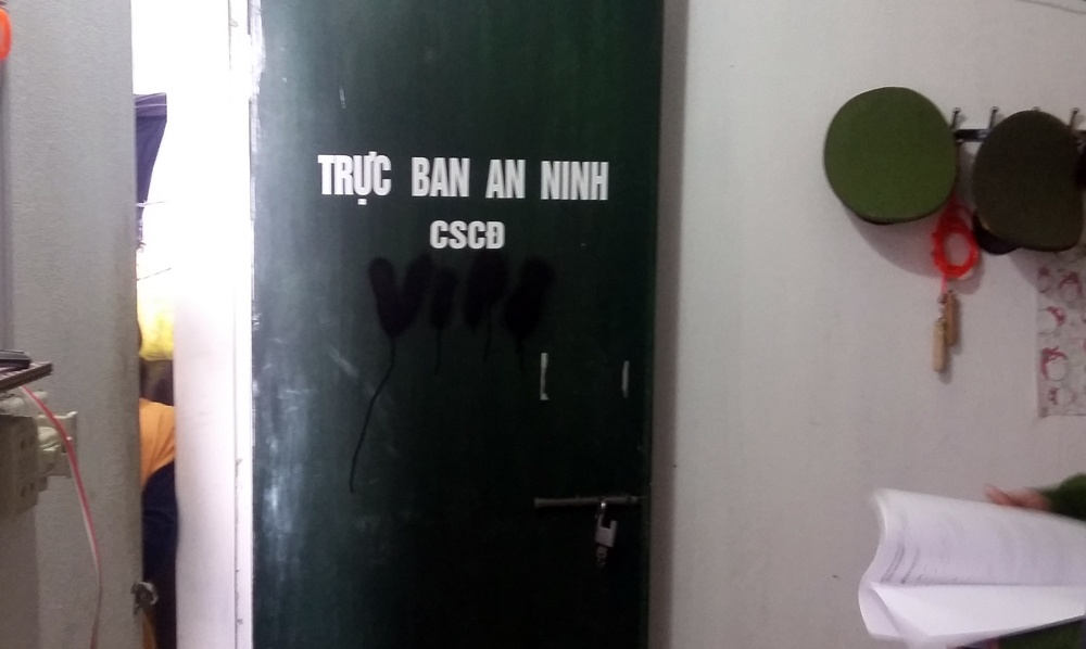 Thắng dán chữ lên cửa phòng trọ. Ảnh: Tùng Lâm.
