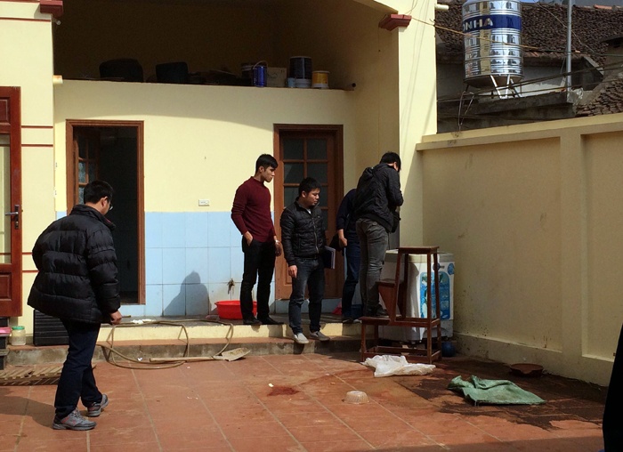 Cảnh sát khám nghiệm hiện trường. Ảnh: Tùng Lâm,