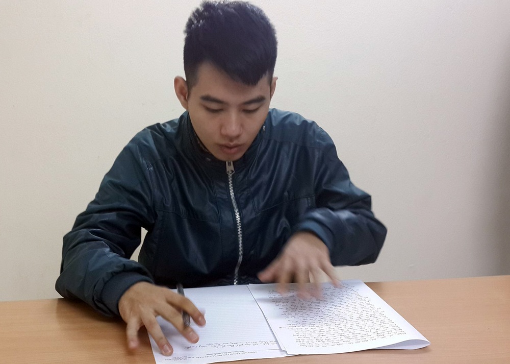 Ke dao vao co tai xe xe om giua chon dong nguoi hinh anh