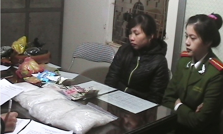 Nguoi phu nu di SH van chuyen 4 kg ma tuy da hinh anh