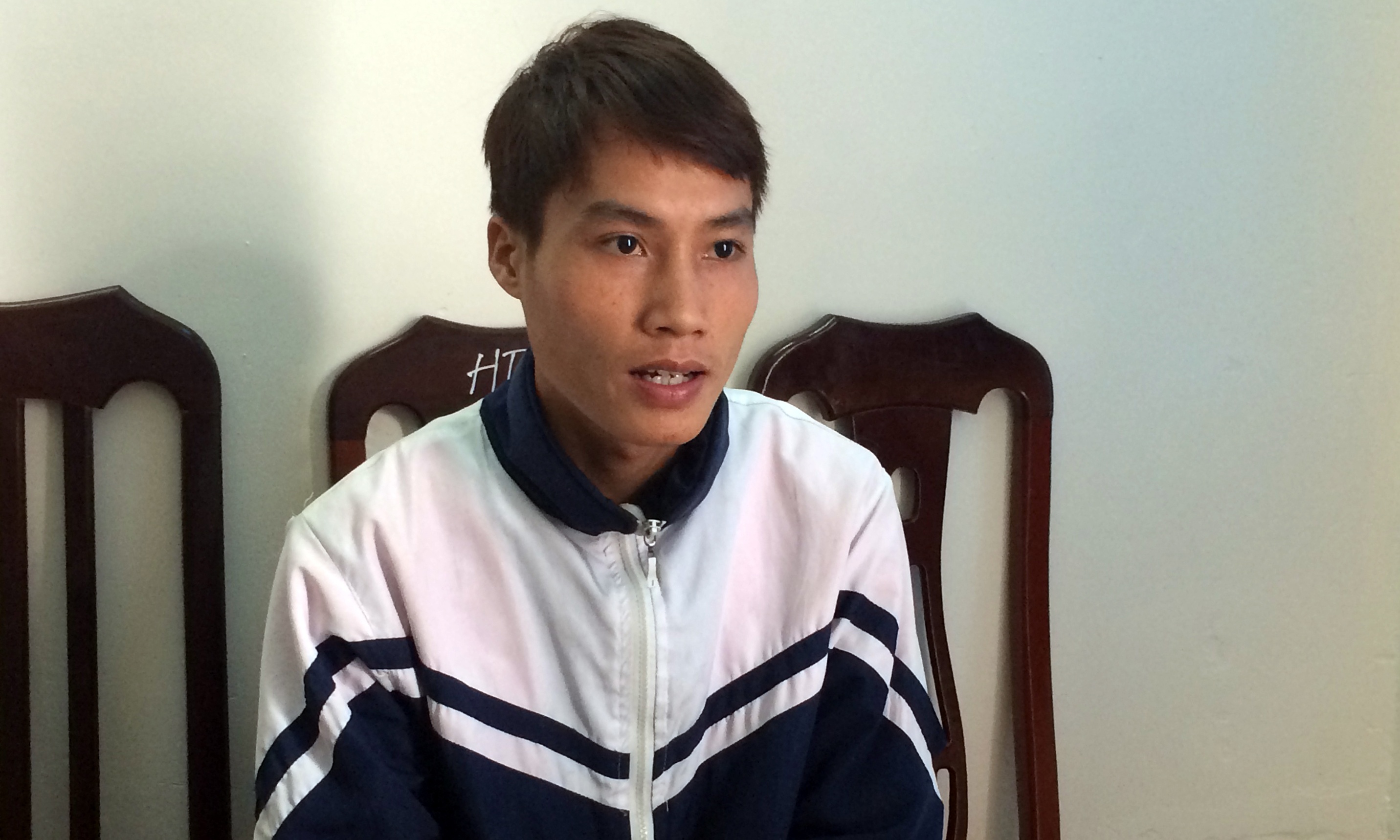 Sat hai cong an vien roi nhan tin doa danh vo hinh anh