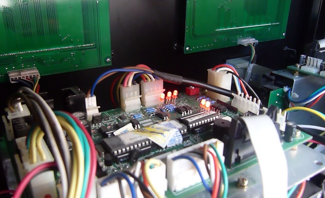 Chip gian lận được lắp đặt bí mật trong cột bơm xăng. Ảnh: Tùng Lâm.