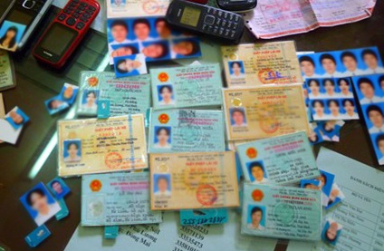 Sử dụng CMND giả, Xuân và đồng bọn lập hơn 100 tài khoản ngân hàng, Ảnh: T.L.