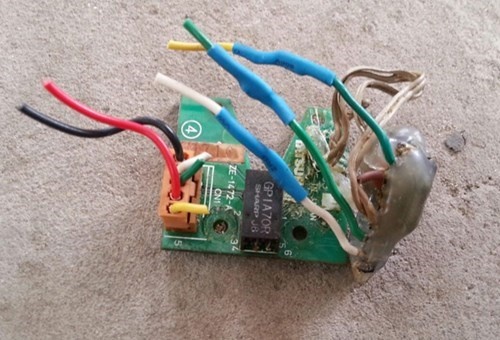 Chip gian lận được tìm thấy tại cửa hàng xăng dầu HFC. Ảnh: Y.H.