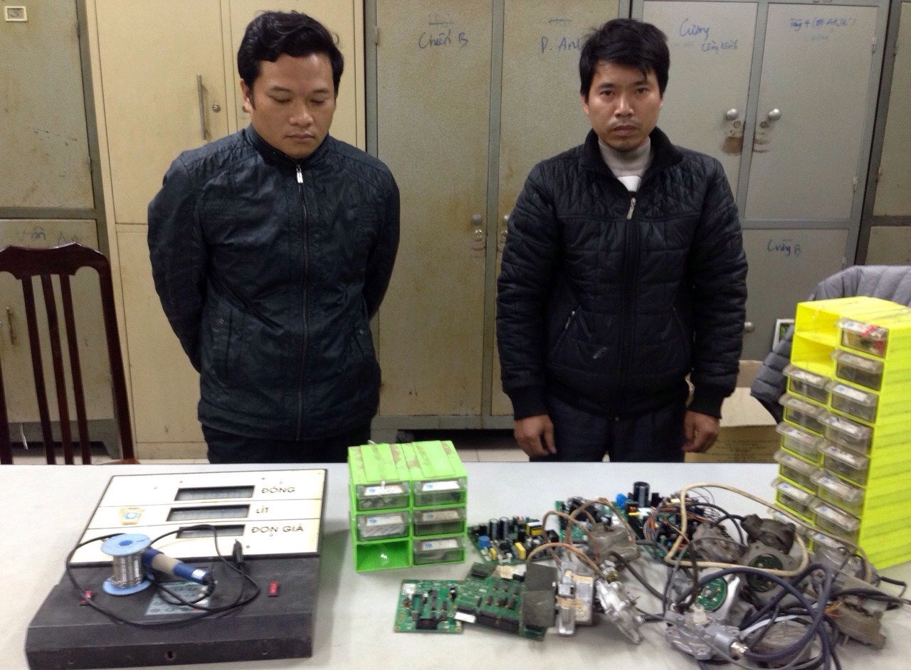 Bat 2 nguoi ban chip dien tu cho cay xang gian lan hinh anh