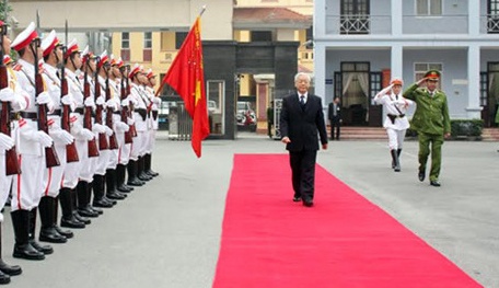 Tong bi thu Nguyen Phu Trong tham luc luong Canh sat co dong hinh anh