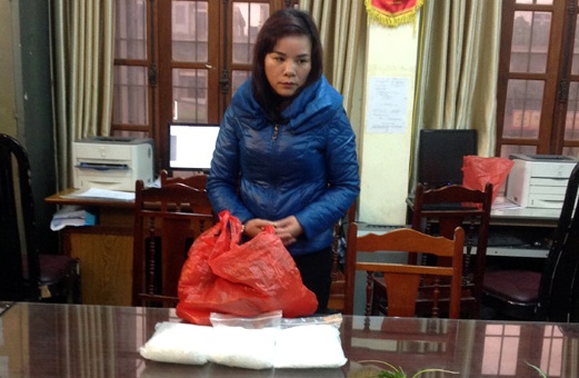 Nguoi phu nu xach 3 boc ma tuy vao quan ca phe hinh anh