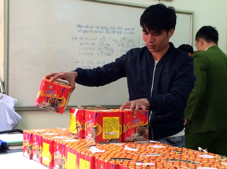 200 km deo bam thanh nien van chuyen phao lau hinh anh