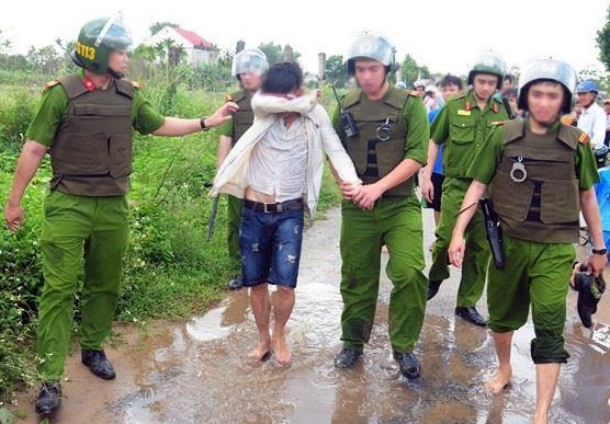 Canh sat khong che thanh nien cam luu dan doa giet nguoi hinh anh