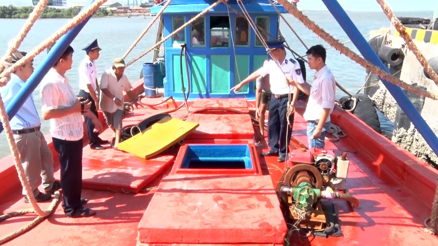 Canh sat bien bat giu tau ca cho 28.000 lit dau lau hinh anh