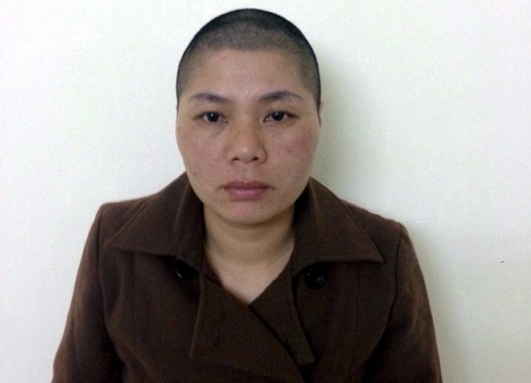 Hai phu nu gia su quyen tien xay tuong Phat hinh anh