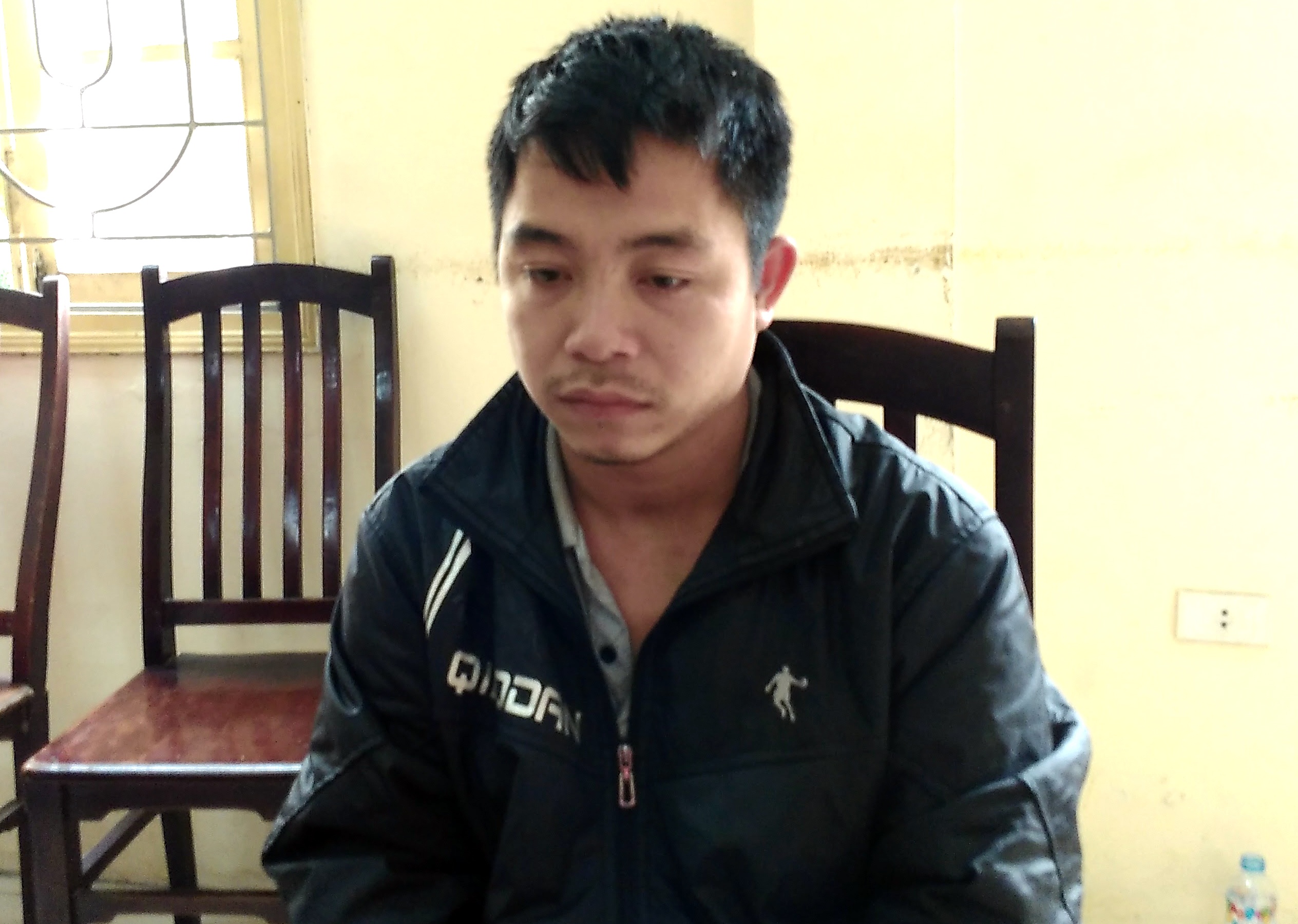 Phu xe ham hai co gai moi quen trong phong tro hinh anh