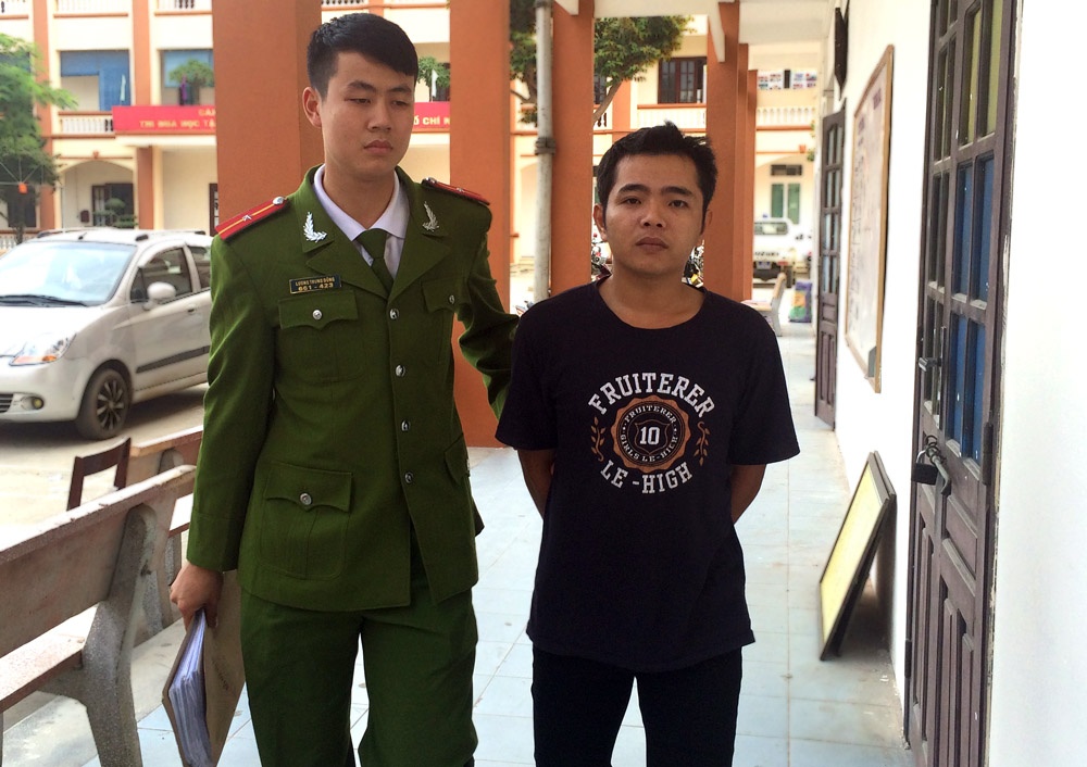 Canh sat bang rung bat ke tron truy na hinh anh