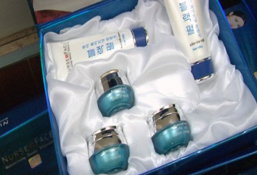 Hang nghin hop my pham lau tren xe khach 16 cho hinh anh