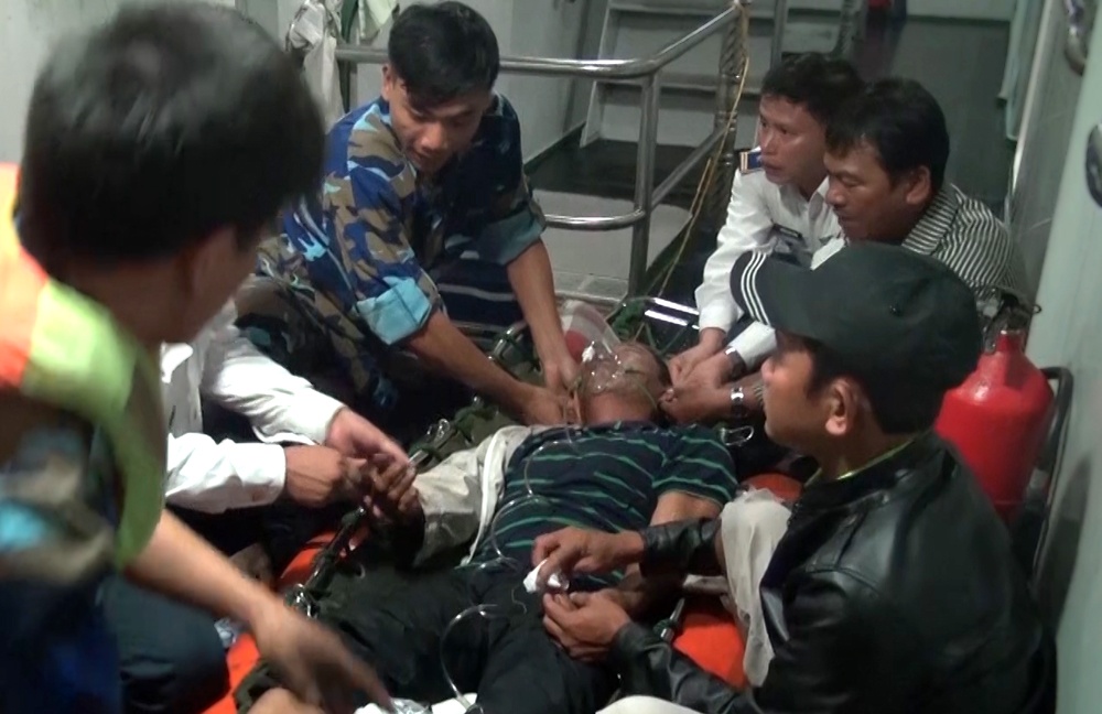 Tau canh sat bien cuu ngu dan gap nan hinh anh