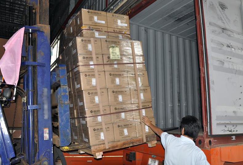 Rut ruot container bang chieu 'thut ngo, bu nuoc' hinh anh