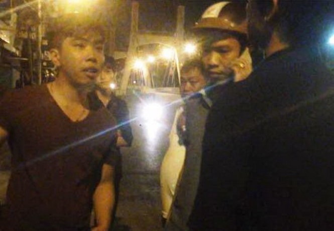 Dinh chi cong tac 2 canh sat hinh su chan xe 2 co gai hinh anh