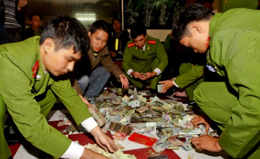 Soi xoc dia luu dong dua don nguoi choi bang oto hinh anh