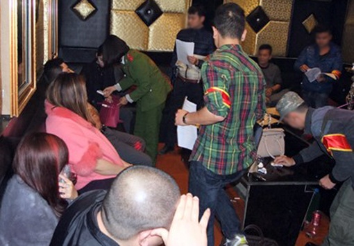 Hang chuc thanh nien 'bay lac' trong quan karaoke hinh anh