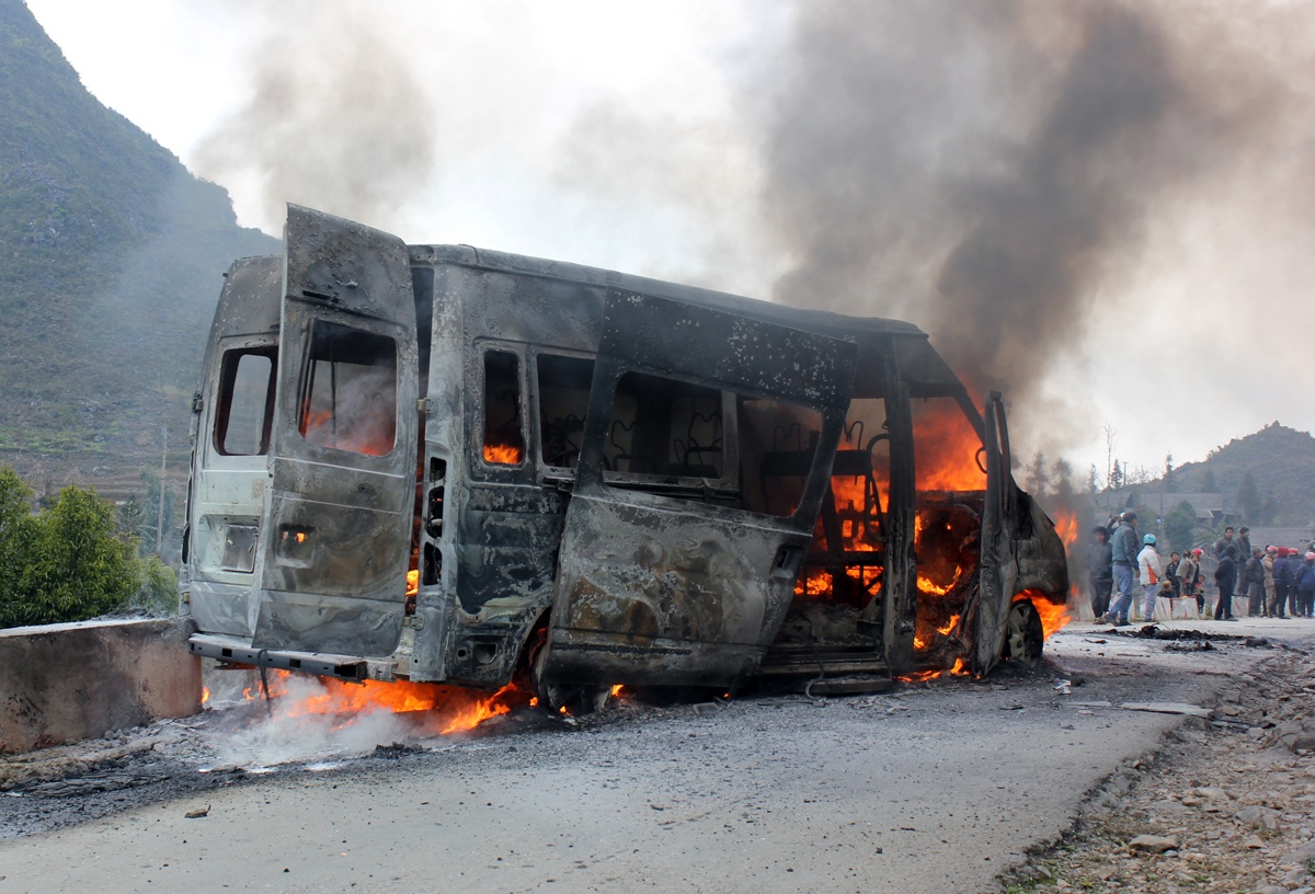 Xe khach 16 cho boc chay khi vuot deo hinh anh