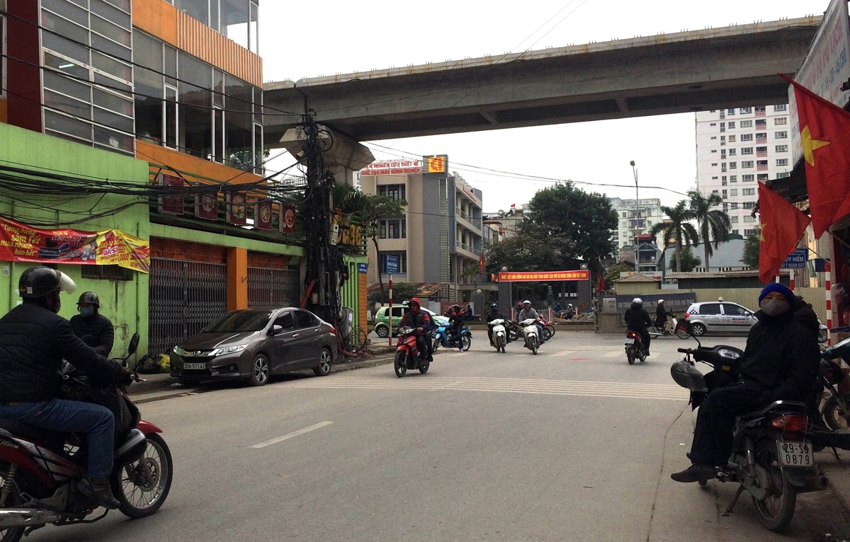 Thanh nien cam dao dam canh sat, khong che nguoi di duong hinh anh