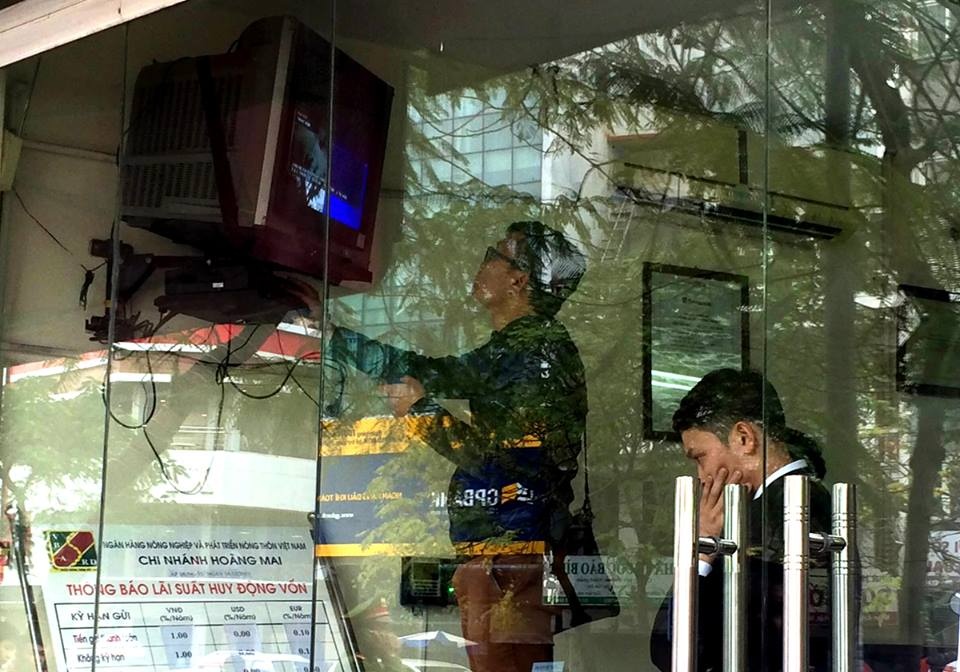 Hai nguoi cam dao xong vao ngan hang ngay giap Tet hinh anh