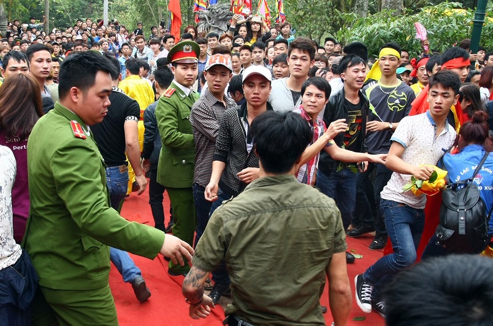 200 canh sat hoa trang chong trom cap o le hoi hinh anh