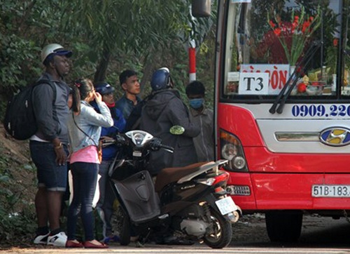 Xe ban het ve van bat them khach hinh anh