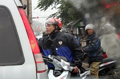 Them nhieu nguoi cheo keo khach di chua Huong bi tam giu hinh anh