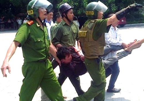 Canh sat vay bat ke ngao da khong che be trai 12 tuoi hinh anh